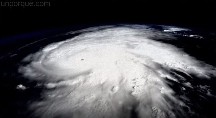 Los huracanes son centros de baja presión que se forma en el mar. 